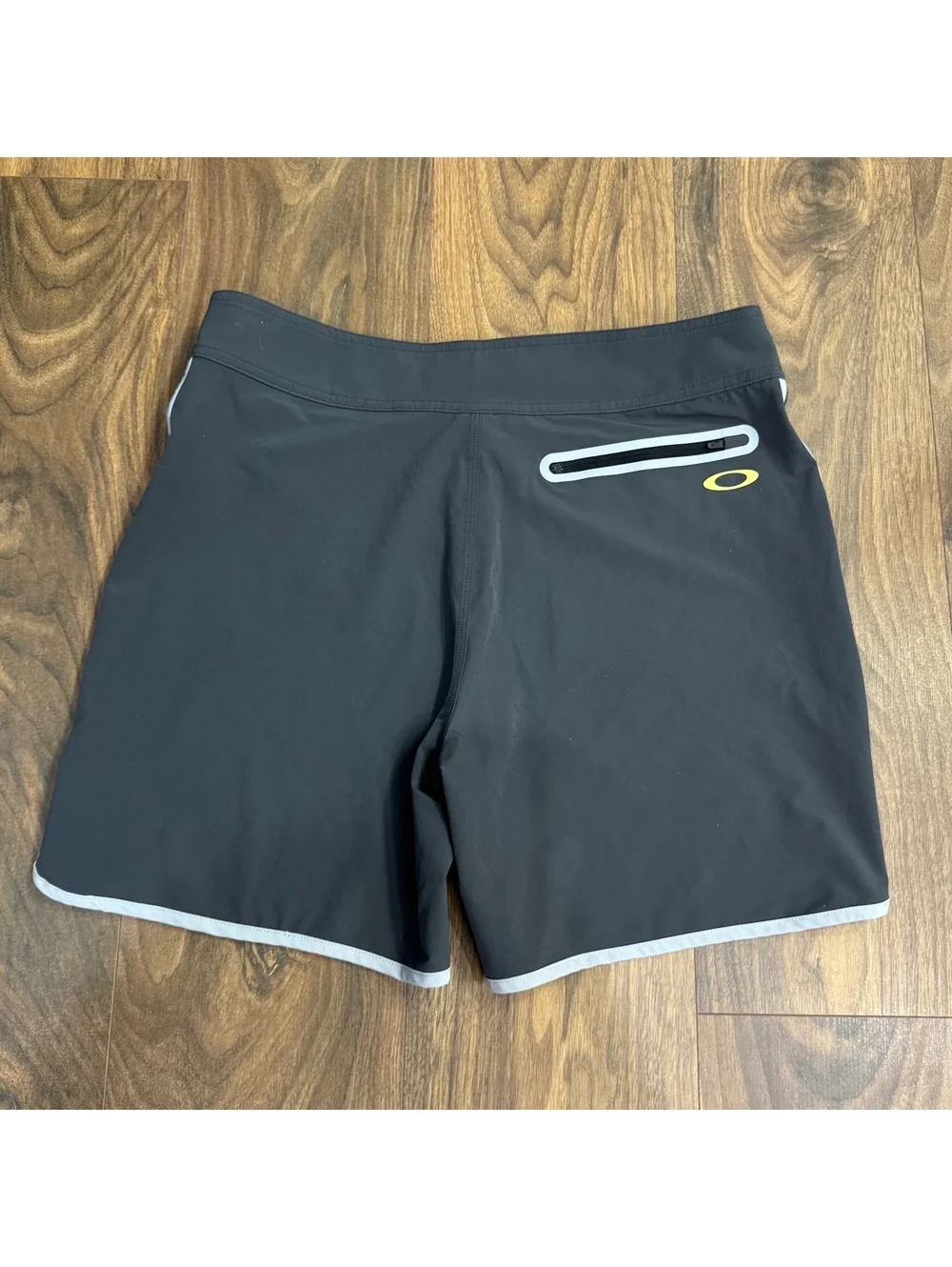 Oakley Board Shorts Men’s 33 Black Gray Yellow Swim Trunks Sport